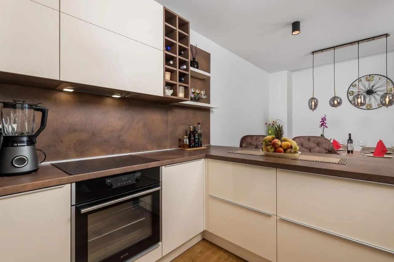 Apartment Top View With Balcony And Private Parking غييكا