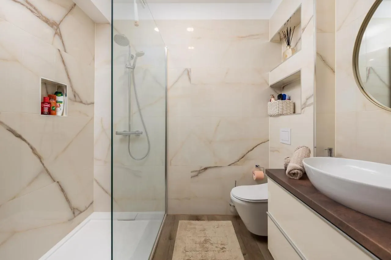 Apartment Top View With Balcony And Private Parking غييكا