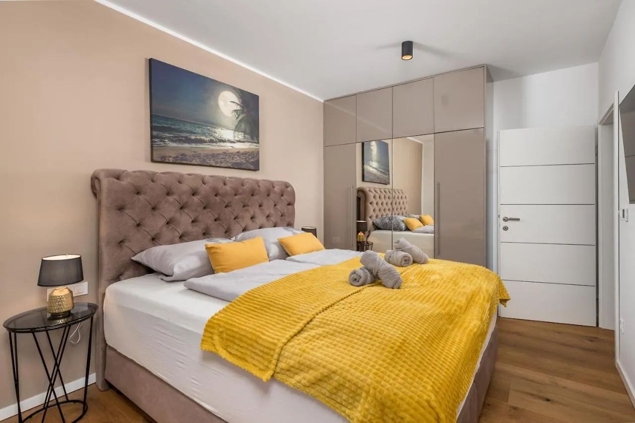 Apartment Top View With Balcony And Private Parking غييكا