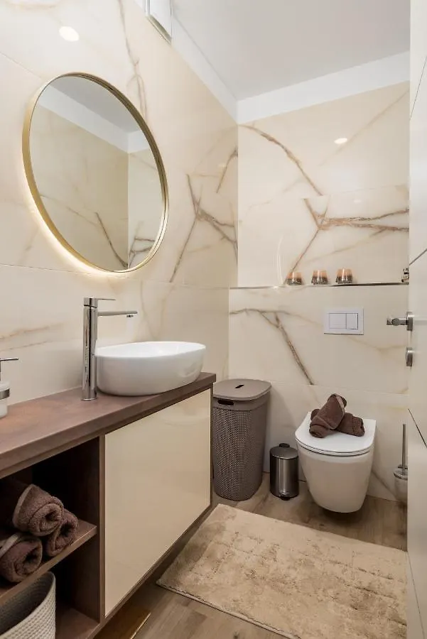 Apartment Top View With Balcony And Private Parking غييكا