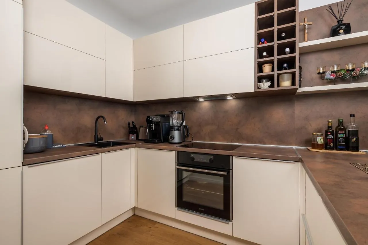 Apartment Top View With Balcony And Private Parking غييكا