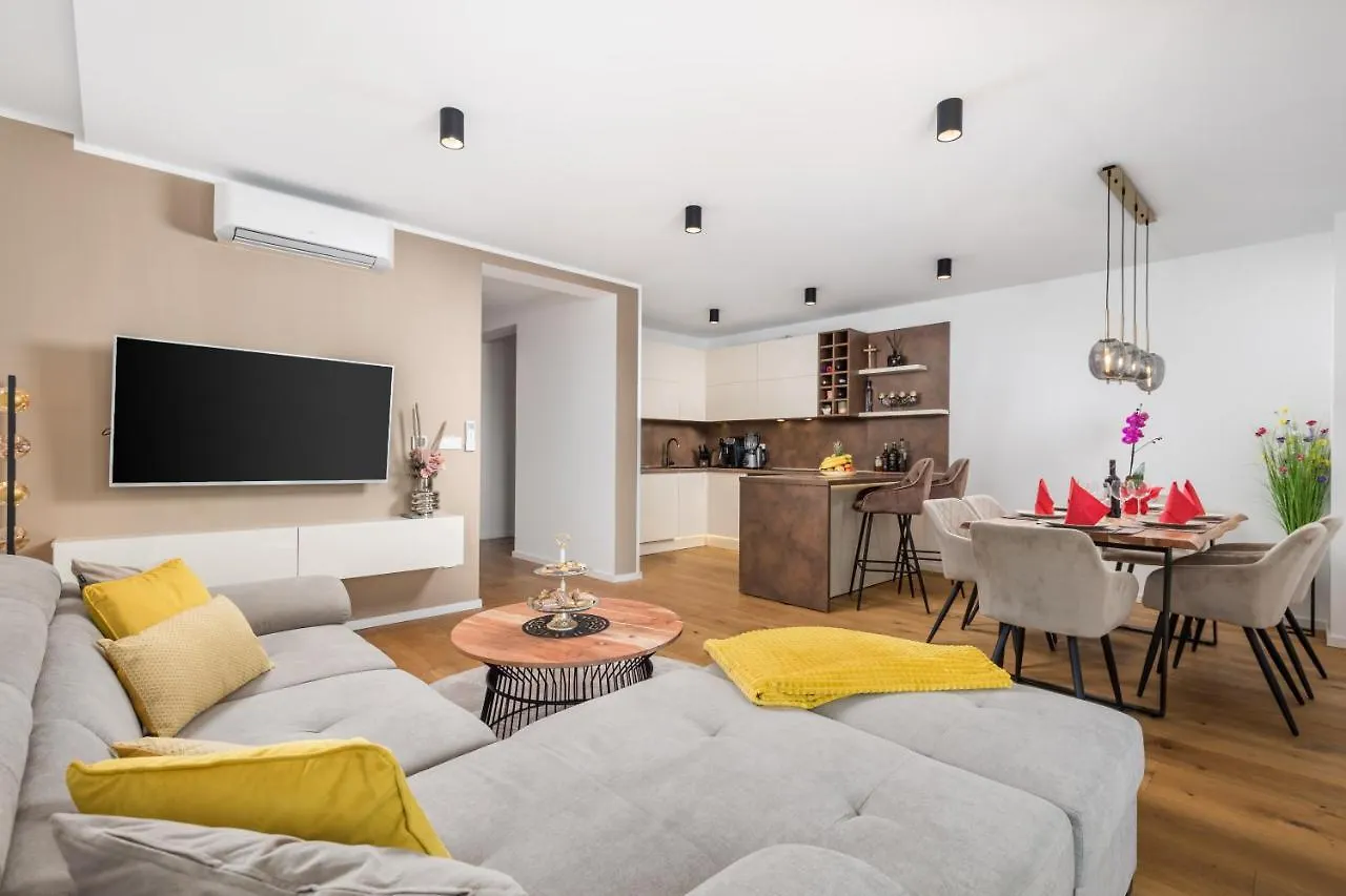 Apartment Top View With Balcony And Private Parking Rijeka