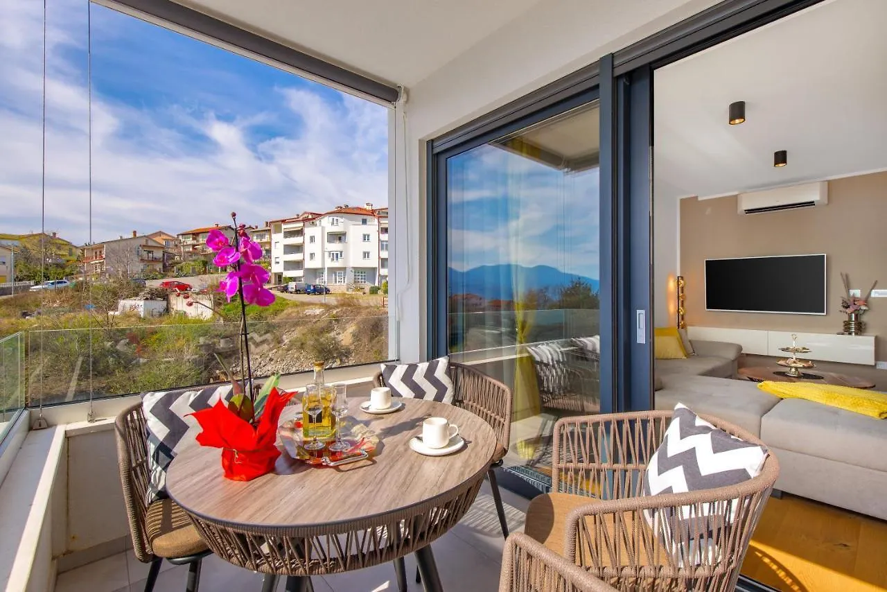 Apartment Top View With Balcony And Private Parking Rijeka