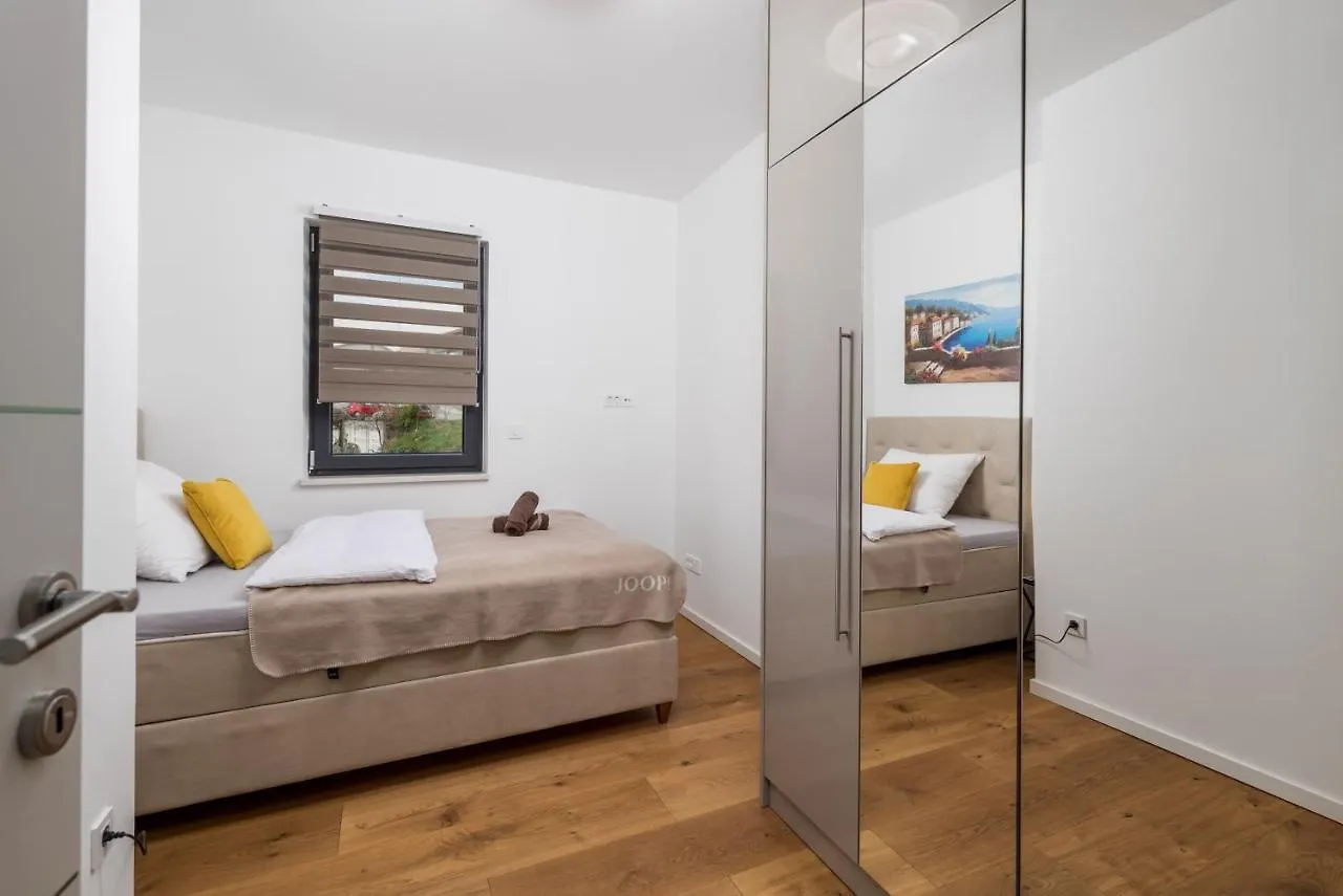 Apartment Top View With Balcony And Private Parking Rijeka